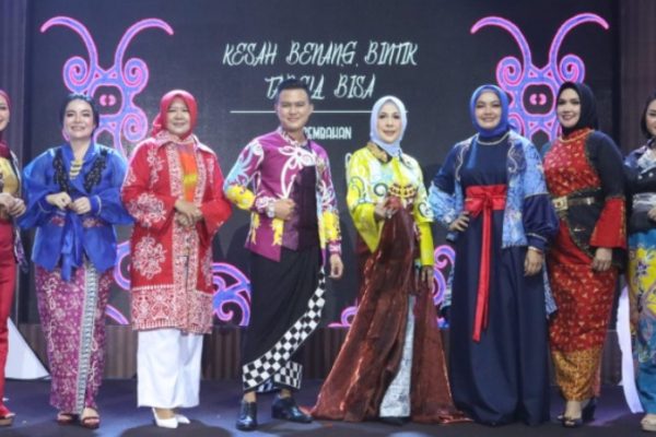 dorong pemulihan ekonomi dan dukung umkm wakapolda kalteng ikuti fashion show watra lokal dan kriya 48799