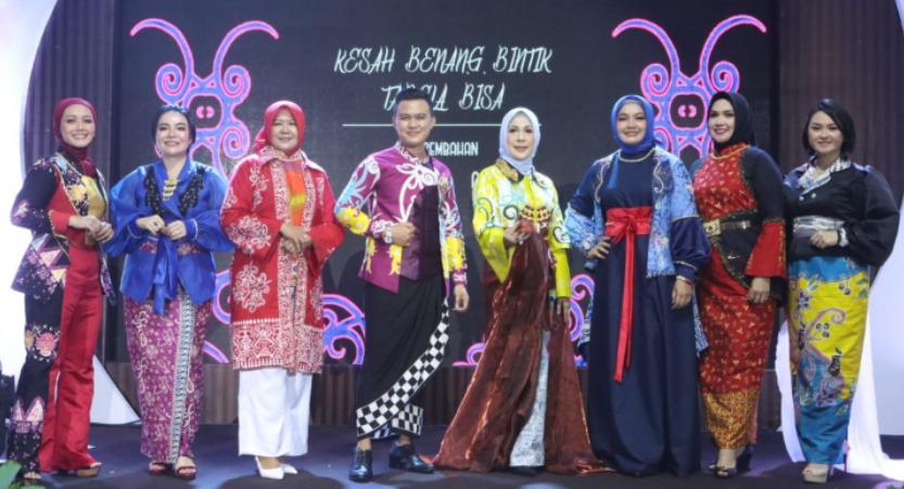 dorong pemulihan ekonomi dan dukung umkm wakapolda kalteng ikuti fashion show watra lokal dan kriya 48799