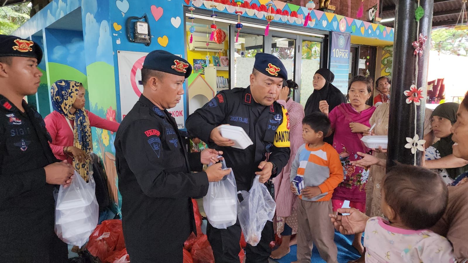 dua ssk dikerahkan polri pastikan bantu kebutuhan warga di plumpang 55255