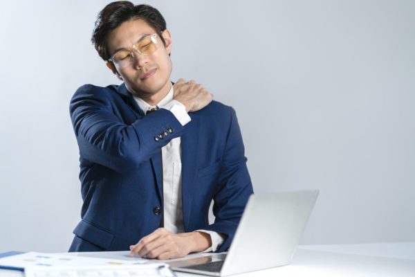 duduk terlalu lama saat bekerja bisa timbulkan low back pain 70314 1
