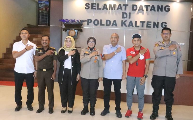 dukung kemajuan olahraga nasional wakapolda kalteng terima kunjungan asosiasi sepak bola wanita 49513