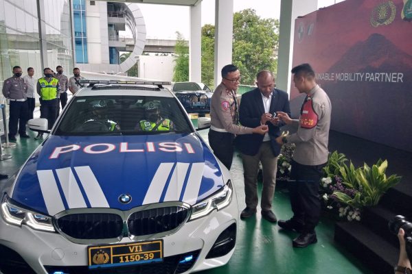 dukung pengamanan g20 polresta bandara soetta terima bantuan kendaraan operasional elektrik dari bmw 50716