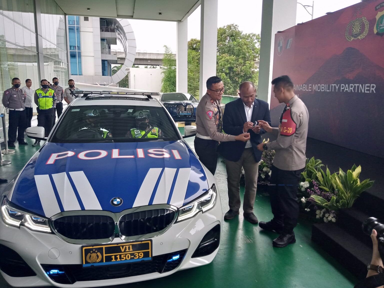 dukung pengamanan g20 polresta bandara soetta terima bantuan kendaraan operasional elektrik dari bmw 50716