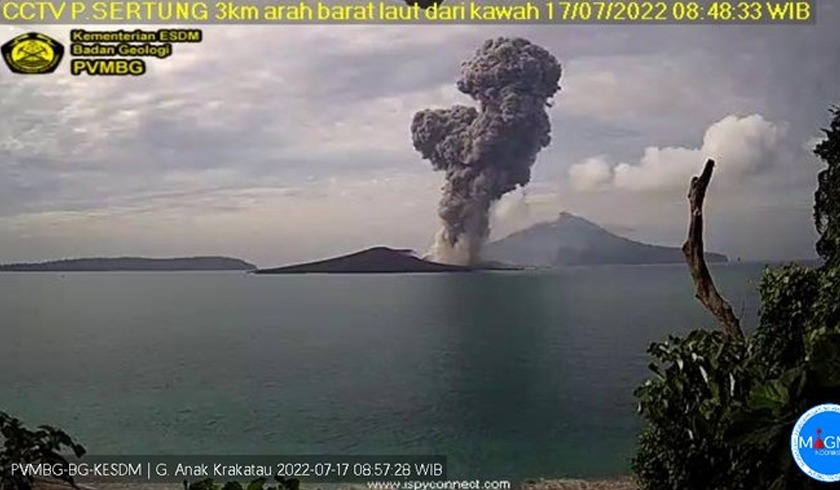 erupsi dua kali status gunung anak krakatau siaga iii 56120
