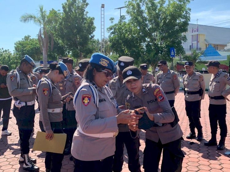 fokus cegah judi online propam polda ntt sidak handphone personel polres kupang 80939