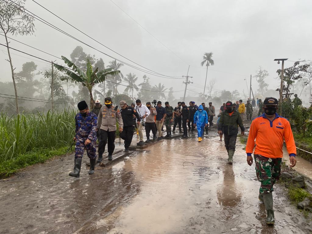 forkopimda jatim cek lokasi pengungsian dan berikan bansos untuk warga apg semeru 52152