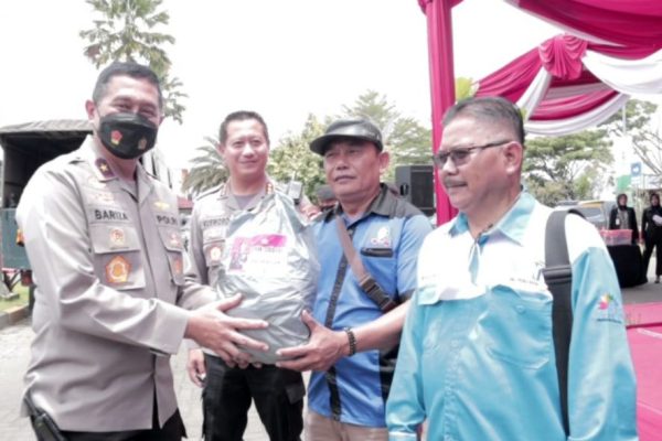 gandeng mahasiswa polresta bandung bagikan 2 000 paket sembako di soreang 50050