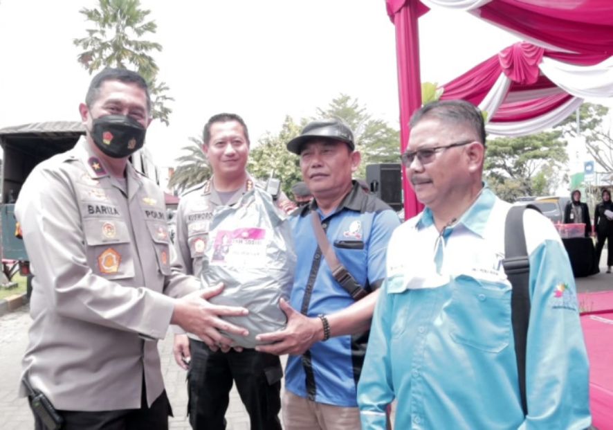 gandeng mahasiswa polresta bandung bagikan 2 000 paket sembako di soreang 50050