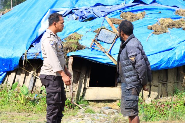 gandeng tokoh masyarakat polri sambangi kepala suku distrik ilaga 50859