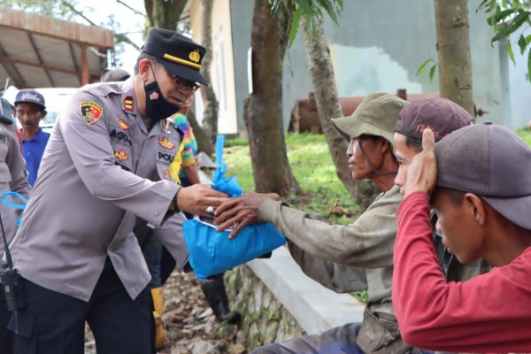 gelar bakti sosial polri bagikan sembako terhadap warga kurang mampu 50948