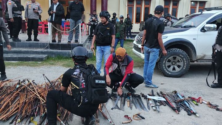gelar razia polisi sita 812 senjata tajam di tolikara 81947