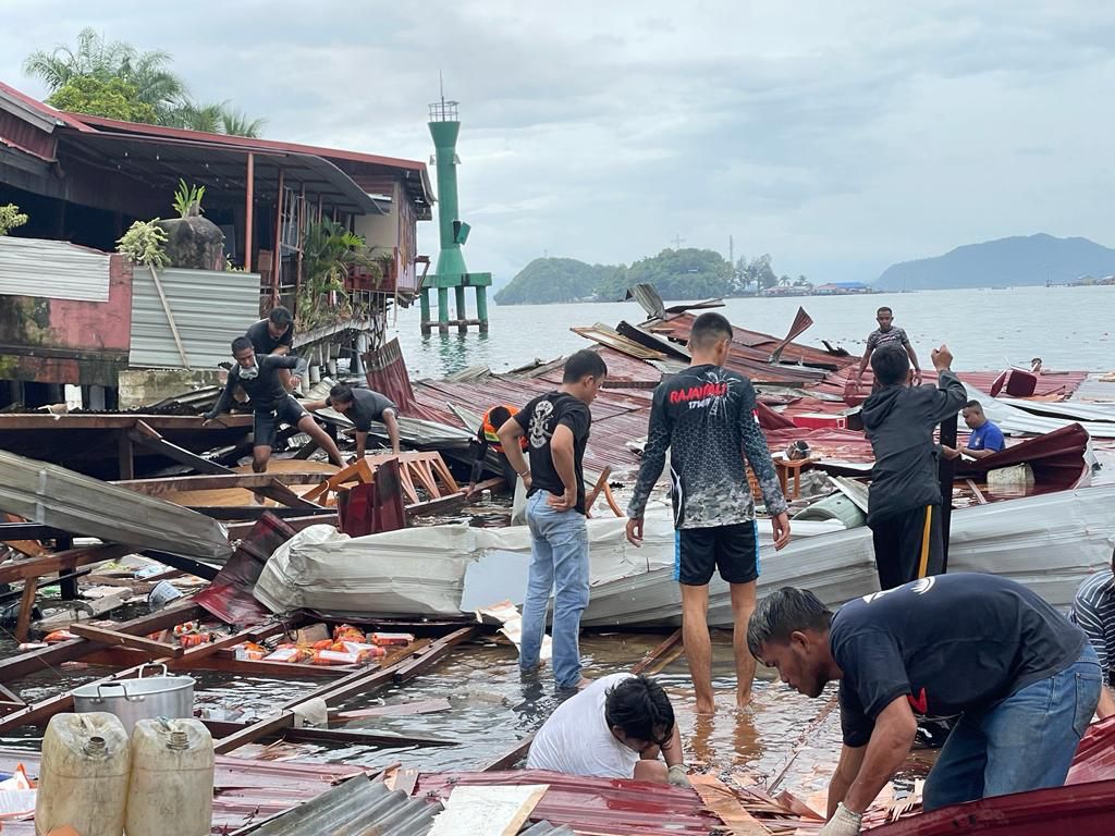 gempa di papua tni polri gerak cepat evakuasi korban 54332