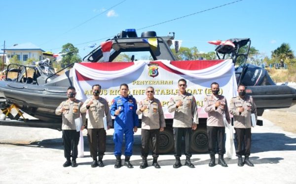 guna mendukung tugas kepolisian di bidang perairan 4 polres di polda ntt mendapat kapal rigid inflatable boat rib 49046