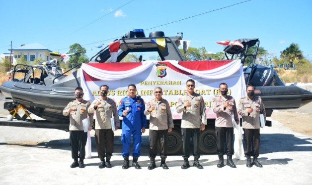 guna mendukung tugas kepolisian di bidang perairan 4 polres di polda ntt mendapat kapal rigid inflatable boat rib 49046