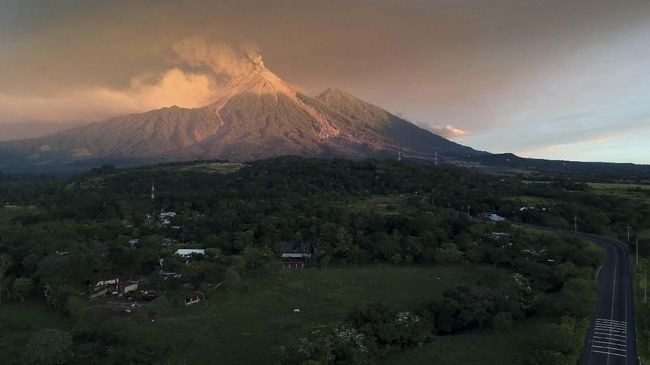 gunung api fuego di guatemala erupsi jalan utama dan bandara terbesar tutup 52368