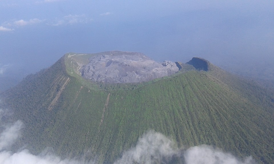 gunung dukono memuntahkan abu setinggi 550 meter pagi ini 64475 1