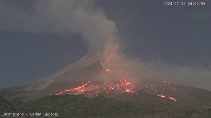 gunung merapi keluarkan awan panas guguran masyarakat diminta waspada 76709 1
