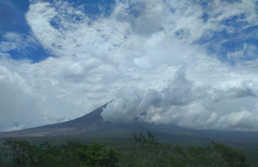 gunung semeru alami erupsi tinggi letusan capai 700 meter 63918