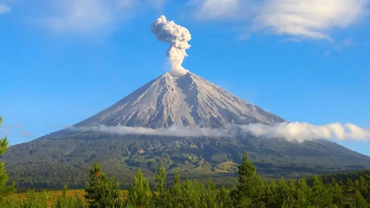 gunung semeru kembali meletus pagi ini 76677