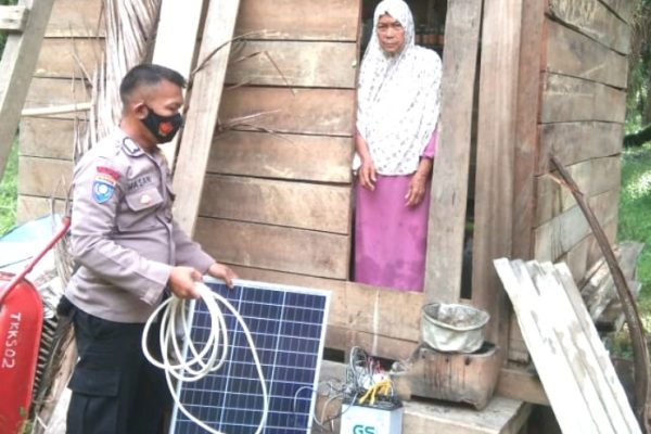 hadirkan listrik tenaga surya bripka hasan harum bantu warga yang tinggal seorang diri dan jauh dari pemukiman warga 50068
