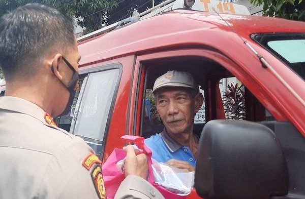 harga bbm naik polisi dan mahasiswa bagikan paket sembako 49794