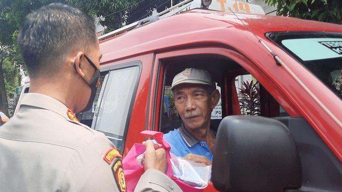 harga bbm naik polisi dan mahasiswa bagikan paket sembako 49794