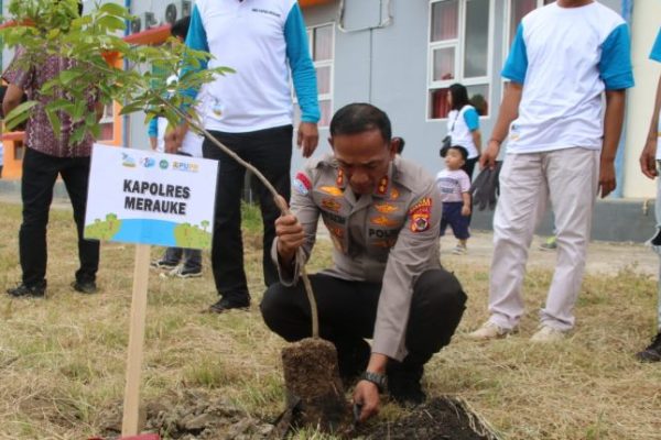 hari air sedunia kapolres merauke hadiri penanaman pohon biopori di papua selatan 55733