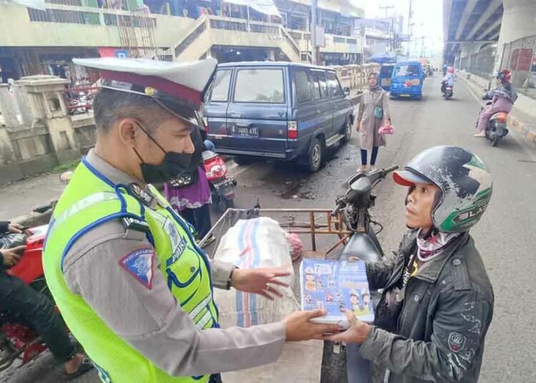 hari pertama operasi zebra di bukittinggi polisi edukasi warga dengan ilustrasi di bungkus makanan 50351