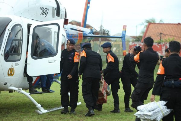 helikopter polri salurkan bantuan gempa cianjur ke wilayah terisolasi 51833