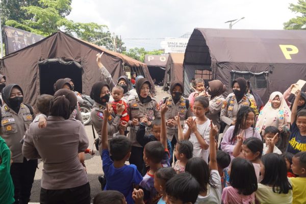 hilangkan trauma polwan polda jabar hibur anak anak di pengungsian gempa cianjur 51785 1