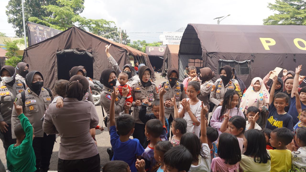 hilangkan trauma polwan polda jabar hibur anak anak di pengungsian gempa cianjur 51785