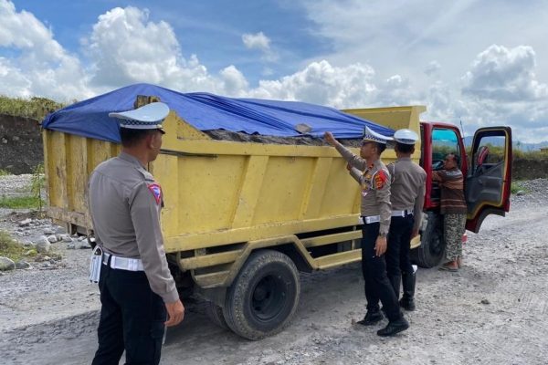 hindari kecelakaan satlantas polres bener meriah imbau supir truk tutup bak muatan 52831