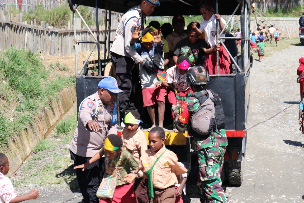 humanis ini momen keseruan polisi antar pulang anak sekolah di sugapa intan jaya 46665