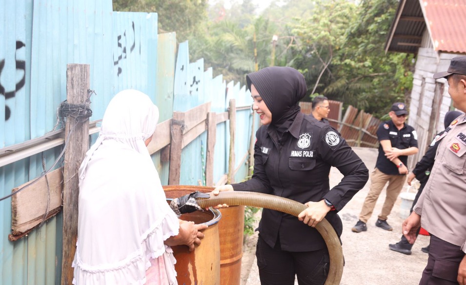 humas polda riau salurkan bantuan air bersih ke masyarakat bencah lesung 64364