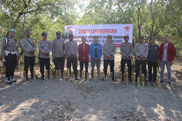 humas polres kupang bersama mahasiswa gelar bakti lingkungan selamatkan pantai wisata sulamanda 64824