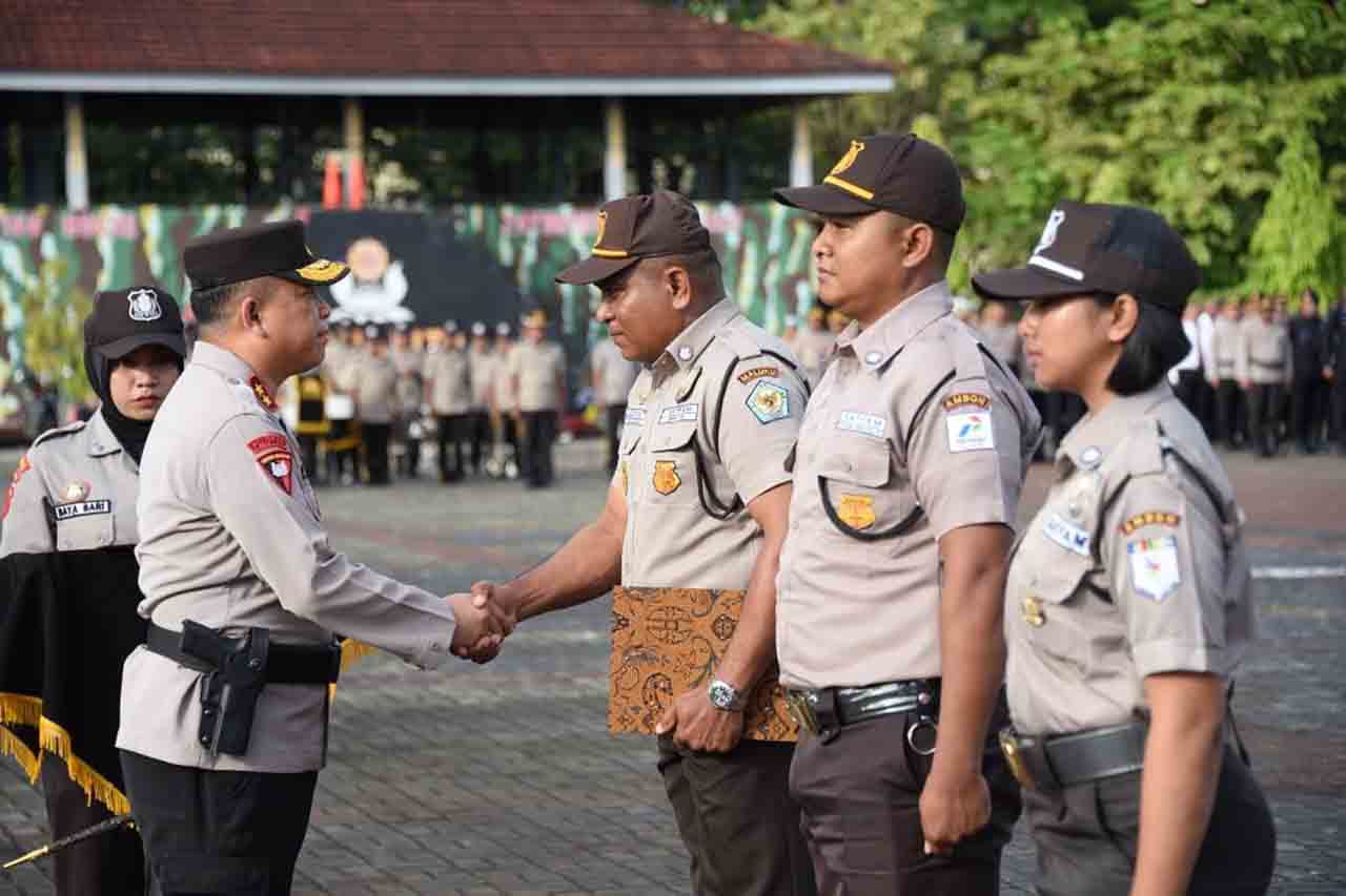 hut ke 42 satuan pengamanan kapolda maluku anugerahi penghargaan kepada 3 satpam berprestasi 53937