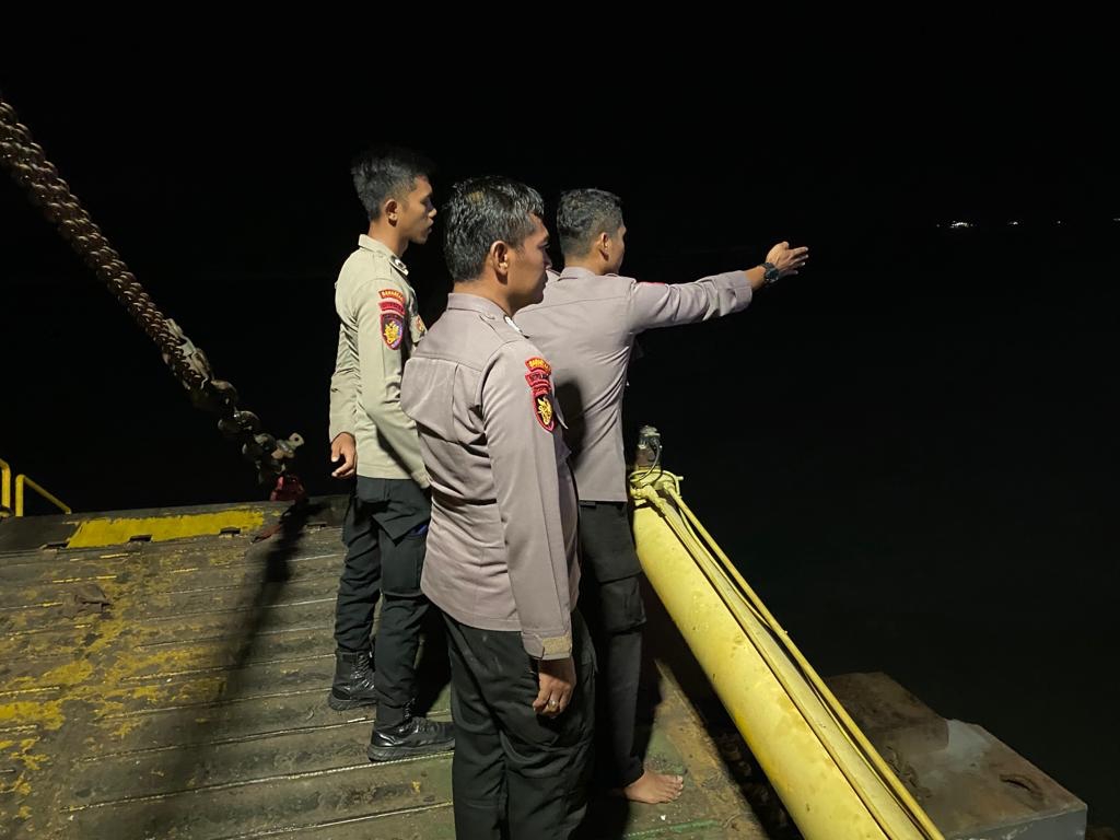 ini sosok polisi polairud polda banten yang heroik bantu korban laka mobil jatuh ke laut di merak 52714 1