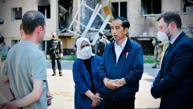 iriana jokowi merinding serahkan bantuan medis ke rs di kyiv 47933 1