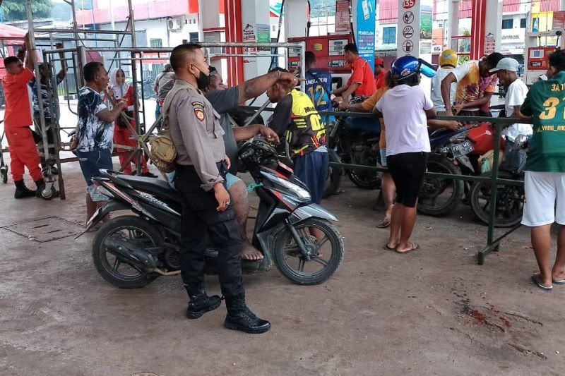 isu kenaikan bbm polda papua barat siagakan personel di semua spbu 49430
