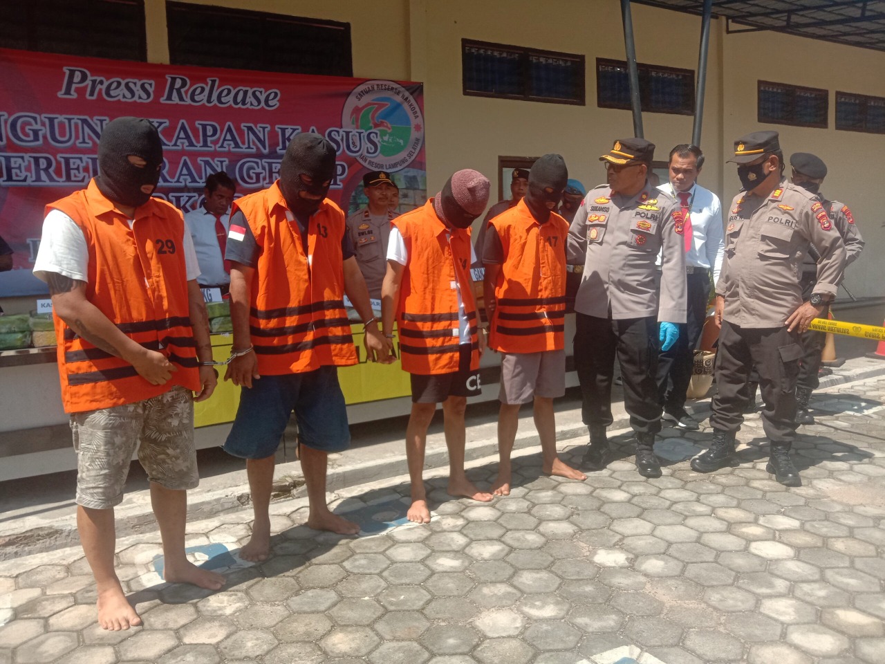 jadi kurir 14 kg ganja 4 tuna wisma vespa ditangkap polisi 51351 1