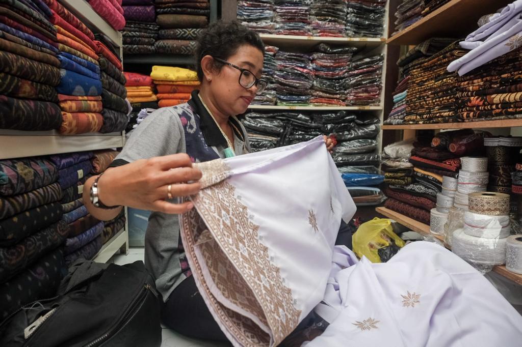 jadi suvenir bagi delegasi gpdrr 2022 menparekraf berharap endek bali mendunia 47082