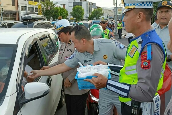 jalin kerja sama dengan jasa raharja ditlantas polda sulut berbagi takjil dan ajak warga tertib berlalulintas 71401