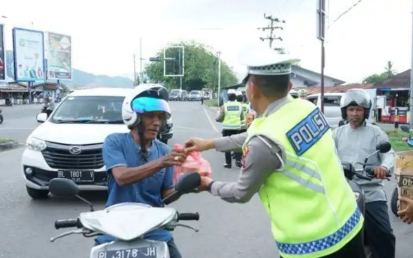jelang berbuka puasa polisi bagi bagi takjil dan paket beras di aceh 72118