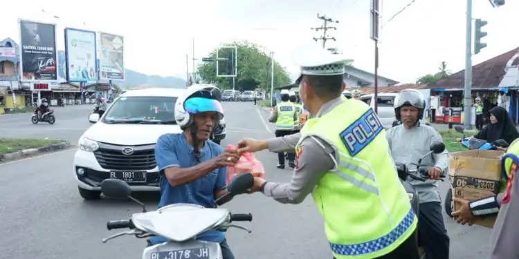jelang berbuka puasa polisi bagi bagi takjil dan paket beras di aceh 72118