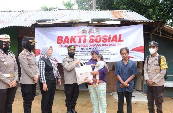 jelang hari jadi polwan ke 74 polwan polda babel gelar bakti sosial bagikan paket sembako 48702