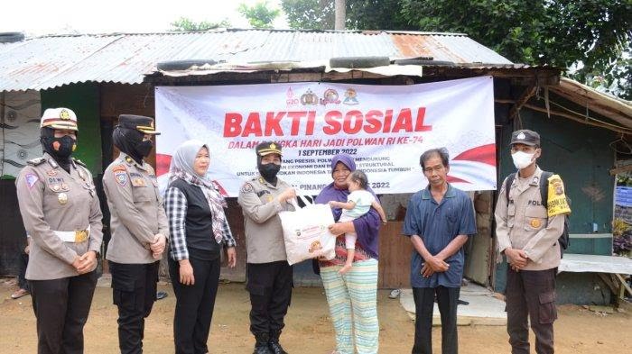 jelang hari jadi polwan ke 74 polwan polda babel gelar bakti sosial bagikan paket sembako 48702