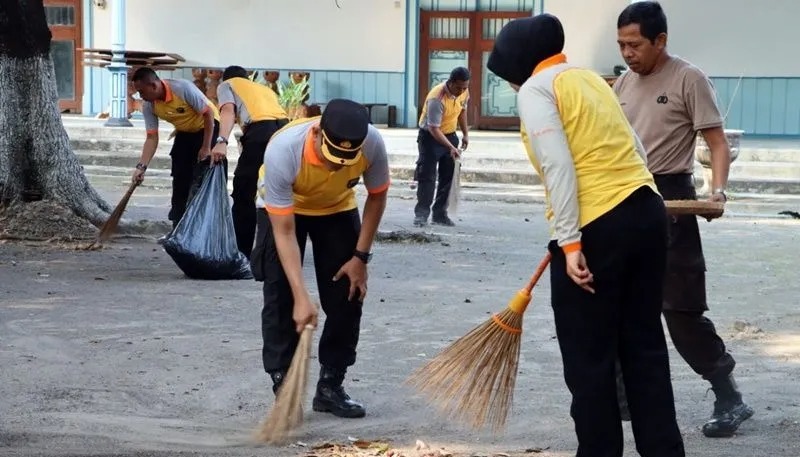 jelang hut bhayangkara ke 77 polisi gelar kerja bakti membersihkan cagar budaya keraton kasunanan surakarta 59907