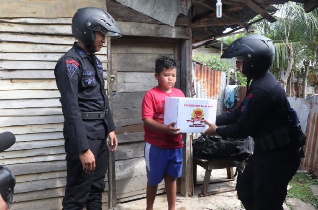 jelang hut brimob polri ke 78 brimob polda aceh bagikan 350 paket sembako ke masyarakat kurang mampu 65856