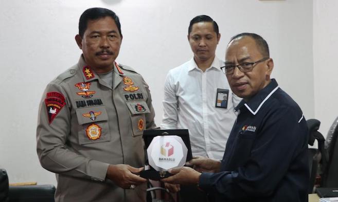 jelang pemilu 2024 kapolda sulsel dan bawaslu bahas penegakan hukum 54128