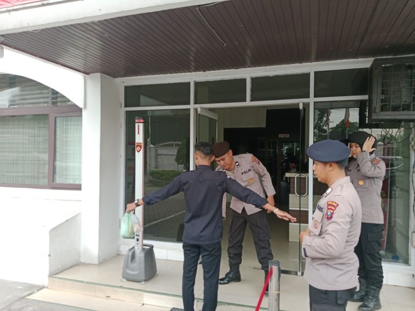 jelang penetapan paslon kepala daerah pilkada 2024 polda sumut perkuat pengamanan di kantor kpu dan bawaslu 78793